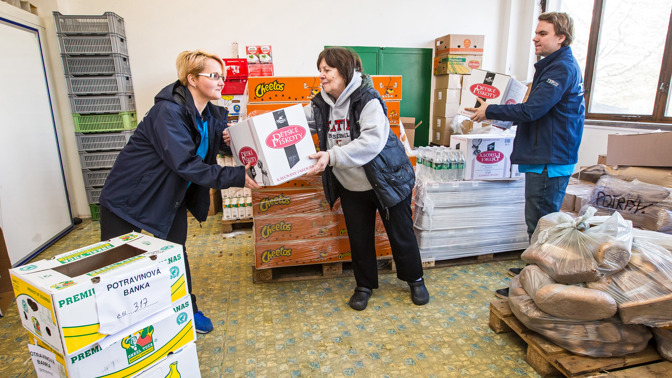 Přebytky potravin už nekončí v koši! Tesco už daruje potraviny ze všech 190 obchodů