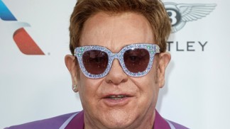 Sir Elton John kvůli zdravotním problémům zrušil své koncerty na Novém Zélandu. Co ho trápí?