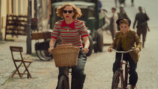 Králíček Jojo: K oscarovému filmu, který se natáčel v Česku, vychází knižní předloha