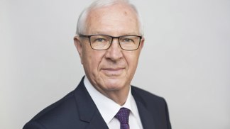 Jiří Drahoš je český politik, chemik, vysokoškolský učitel, který v období 2009 až 2017 zastával funkci předsedy Akademie věd České republiky. V roce 2018 kandidoval ve volbách na úřad prezidenta České republiky.