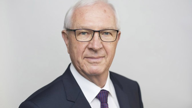 Jiří Drahoš je český politik, chemik, vysokoškolský učitel, který v období 2009 až 2017 zastával funkci předsedy Akademie věd České republiky. V roce 2018 kandidoval ve volbách na úřad prezidenta České republiky.