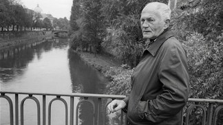 Bohumil Hrabal, rozený Bohumil František Kilian, byl český prozaik, jeden z nejvýznamnějších a nejosobitějších spisovatelů druhé poloviny 20. století. 