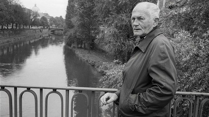 Bohumil Hrabal, rozený Bohumil František Kilian, byl český prozaik, jeden z nejvýznamnějších a nejosobitějších spisovatelů druhé poloviny 20. století.