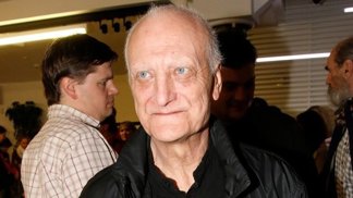 Bořek Šípek byl světoznámý český výtvarník, architekt, designér a vysokoškolský učitel, známý zejména jako tvůrce skleněných uměleckých objektů a nábytku nebo jako hlavní architekt správy Pražského hradu z období prezidenta Václava Havla.