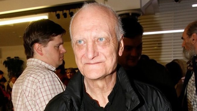 Bořek Šípek byl světoznámý český výtvarník, architekt, designér a vysokoškolský učitel, známý zejména jako tvůrce skleněných uměleckých objektů a nábytku nebo jako hlavní architekt správy Pražského hradu z období prezidenta Václava Havla.