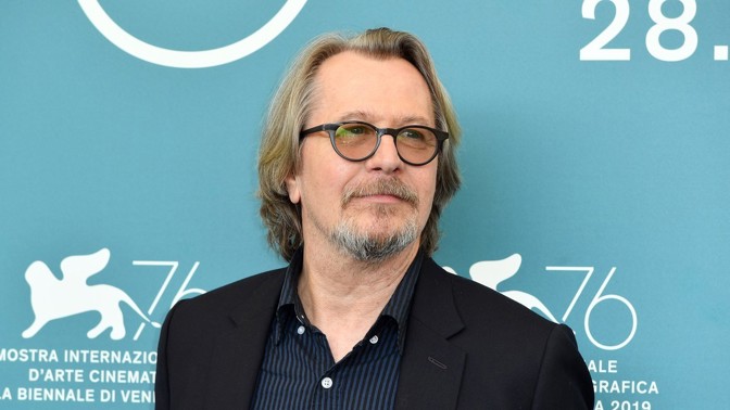 Extravagantní herec Gary Oldman spal kvůli rolím v rakvi, trávil hodiny v maskérně a otrávil se nikotinem