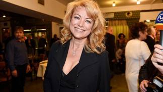 Vystudovala herectví na ostravské konzervatoři a psychologii na Univerzitě Palackého v Olomouci.