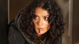 Strhující thriller Brutální Everly: Klaustrofobie Salmy Hayek a tajemství červených lodiček