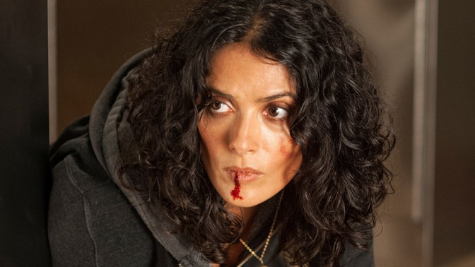 Strhující thriller Brutální Everly: Klaustrofobie Salmy Hayek a tajemství červených lodiček