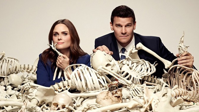 Ze zákulisí seriálu Sběratelé kostí: Tvůrci se inspirují na farmách, kde vědci "poházeli" stovky lidských těl