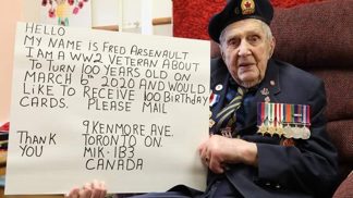 Stoletý válečný veterán má netradiční přání. Rád by dostal sto narozeninových přání z celého světa