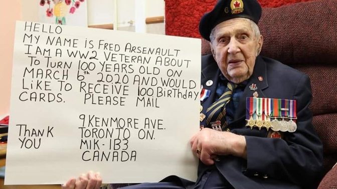 Stoletý válečný veterán má netradiční přání. Rád by dostal sto narozeninových přání z celého světa