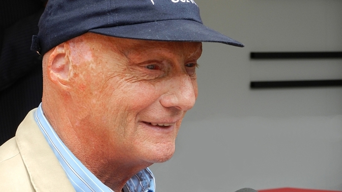 Andreas Nikolaus „Niki“ Lauda byl rakouský pilot Formule 1, trojnásobný mistr světa z let 1975, 1977 a 1984, spolu-komentátor závodů na německé televizi RTL a pilot a majitel letecké společnosti Lauda Air a Niki. 
