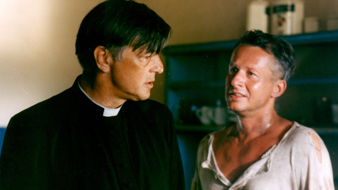 Drama z léta roku 1943, tedy z období, kdy okupované Československo figurovalo na mapách coby Protektorát Čechy a Morava. Odehrává se v moravské vesnici Lakotice, kde není jediný Němec, kam válečné události jako by ani nedoléhaly.