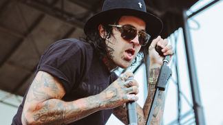 Yelawolf, vlastním jménem Michael Wayne Atha, je americký rapper, textař a skladatel, který se narodil 30. prosince 1979.