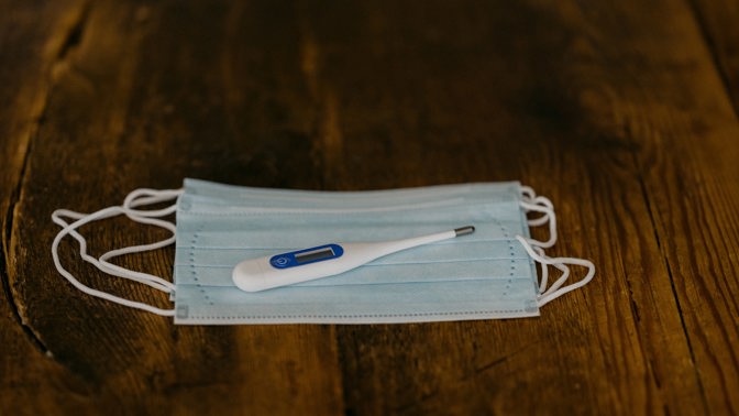 Na Praze 14 se šijí roušky ve velkém