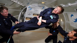 Stephen William Hawking byl britský teoretický fyzik a jeden z nejznámějších vědců vůbec.