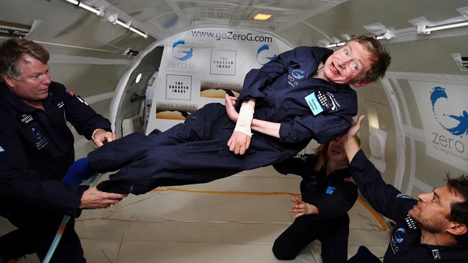 Stephen William Hawking byl britský teoretický fyzik a jeden z nejznámějších vědců vůbec.