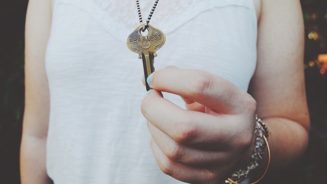 Dohání-li nás druzí k šílenství, často je to proto, že je nechápeme. Klíčem je onen důvod. Jednoduše máme určité zkušenosti z minulosti, které jsou důvodem našeho současného chování.