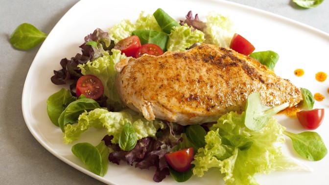 Jak na kuřecí prsa, aby byla šťavnatá? Základem je správný výběr masa a marinování