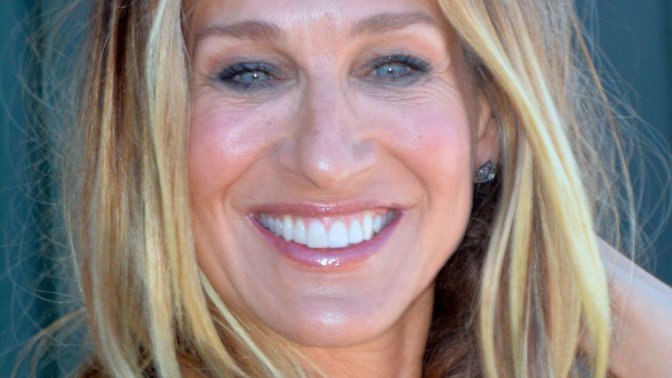 Sarah Jessica Parker je americká herečka a producentka známá pro ztvárnění role Carrie Bradshaw v seriálu Sex ve městě, za nějž obdržela čtyři Zlaté glóby a dvě Ceny Emmy. 