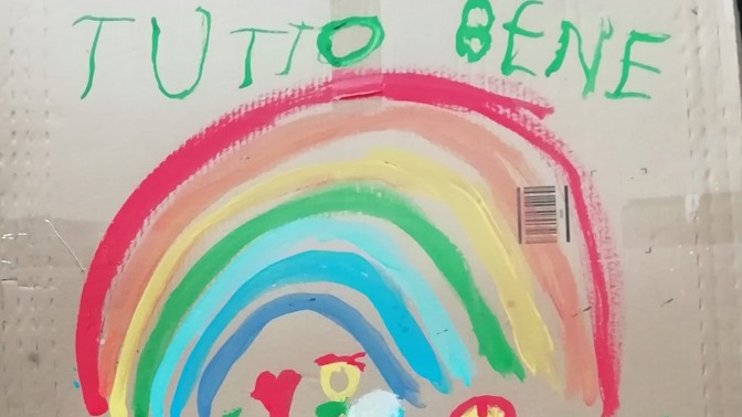 Italské děti malují duhy s povzbudivými nápisy před koronavirem. Všechno bude v pořádku, vzkazují