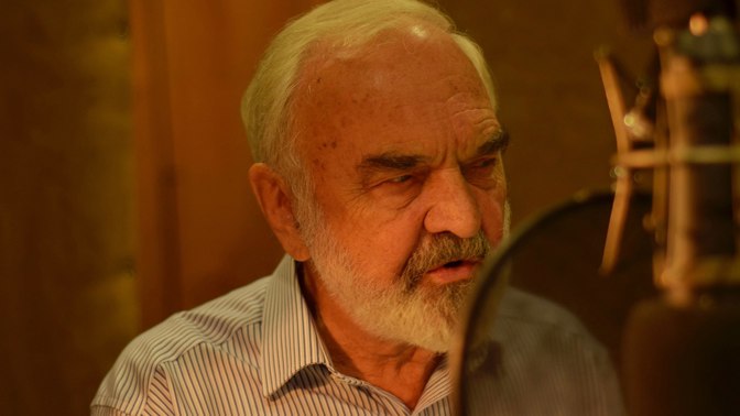 Zdeněk Svěrák je český dramatik, scenárista, herec, autor písňových textů a spisovatel.