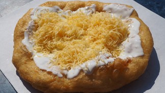 Langoše: Placky s maďarským původem, které zvládnete i doma