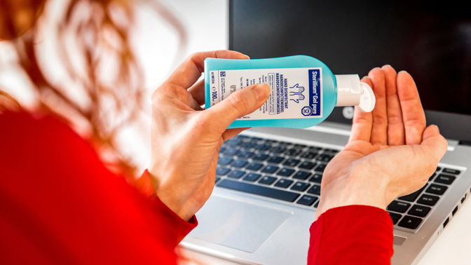 Covidová doba stále s námi: Dbejte na to, čím si dezinfikujete ruce