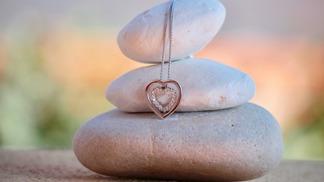 Módní šperky: Trendy roku 2020 přejí barvám, ale i geometrickým tvarům