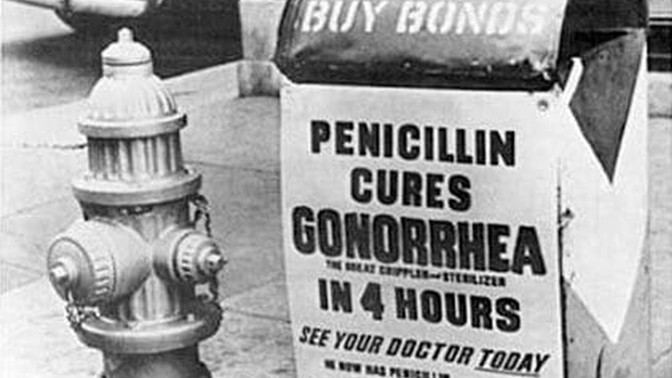 Z historie penicilinu: Alexander Fleming si náhodou všiml plísně v misce s bakteriemi