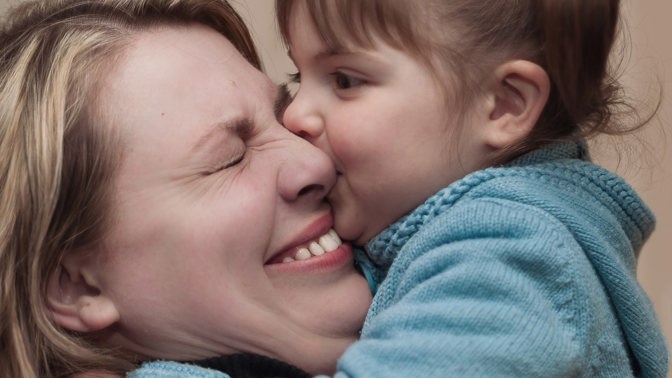 Objetí a dotyky přinášejí blahodárné účinky. Děti díky nim mají vyvinutější mozky, zjistila studie