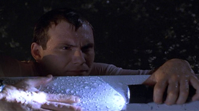 Christian Slater ve filmu Povodeň.