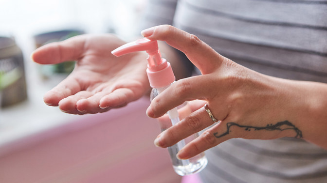 Jak pečovat o ruce utrápené neustálým mytím? Vynechte peeling, zařaďte masku.