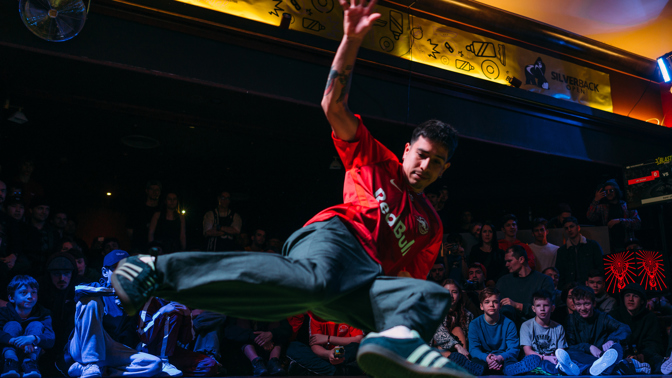 Breakdance je nyní trendy mezi mladými lidmi.