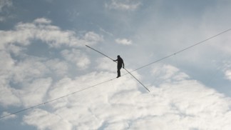 Neuvěřitelná podívaná. Akrobat Nik Wallenda přešel po laně přes žhavou sopku
