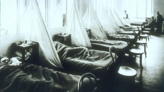 Rok 1918: Dobová fotografie zobrazuje americké oběti tzv. španělské chřipky ve Francii.