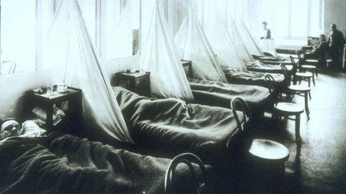 Rok 1918: Dobová fotografie zobrazuje americké oběti tzv. španělské chřipky ve Francii.