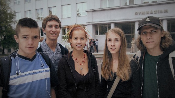 Komedie o studentech gymnázia, kteří po nocích malují ilegální graffiti, odkrývá rozpor mezi životními generačními postoji.