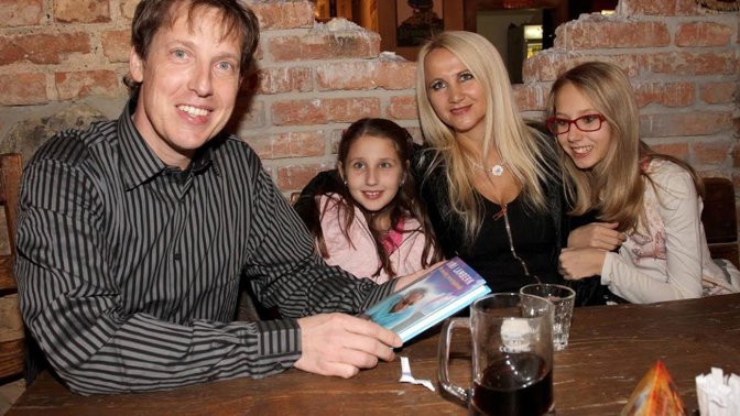 Stanislav Gross byl český právník a sociálnědemokratický politik. Od dubna 2000 do léta 2004 byl ministrem vnitra, od roku 2001 statutárním místopředsedou ČSSD, od roku 2002 prvním místopředsedou vlády.