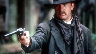 Velkolepý americký western Wyatt Earp: Vykoupené kostýmy zpozdily natáčení, film nezachránil ani Kevin Costner