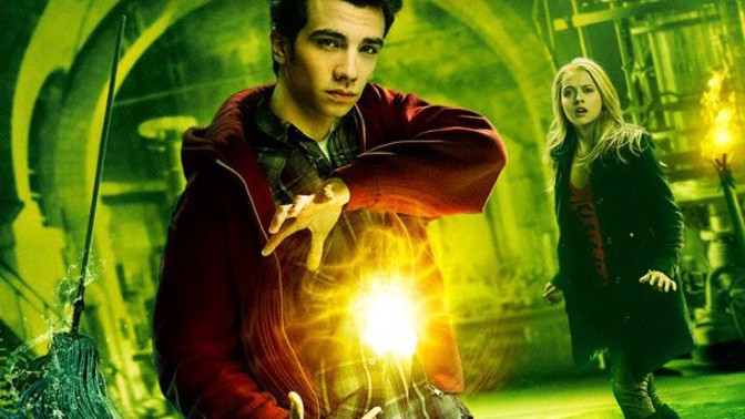 Balthazar Blake alias Nicolas Cage je čarodějným mistrem, který se v současném Manhattanu snaží ubránit město před svým úhlavním nepřítelem Maximem.