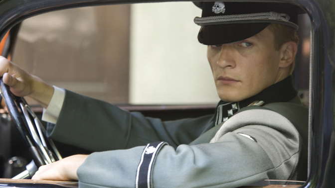 Chlapec v pruhovaném pyžamu