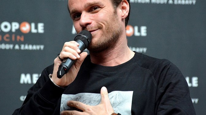 Leoš Mareš je český moderátor u rádia Evropy 2, herec a zpěvák.