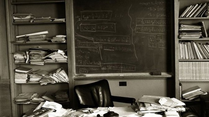 Pracovna Alberta Einsteina vyfotografovaná v den jeho smrti.