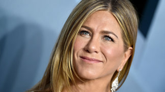 Jennifer Aniston by hádal 51 let asi málokdo. Jejím tajemstvím je nejen důsledná péče o pleť, ale také zdravá strava, pravidelné cvičení jógy a meditace.