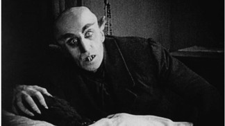 Od legračního bílého plešouna po uhrančivého fešáka. Takhle se změnil filmový Drákula za 99 let