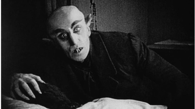 Od legračního bílého plešouna po uhrančivého fešáka. Takhle se změnil filmový Drákula za 99 let