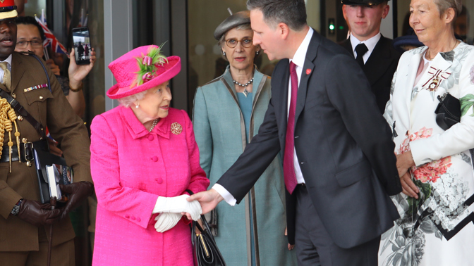 Britská královna se totiž denně setkává s desítkami lidí a mnohým podává ruku. Proto vždy nosí rukavice, aby nedošlo k přenosu bakterií, které mohou způsobit různé nemoci.
