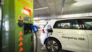 Vstříc elektromobilitě. V Česku už funguje 200 dobíjecích stanic pro vozidla na elektřinu